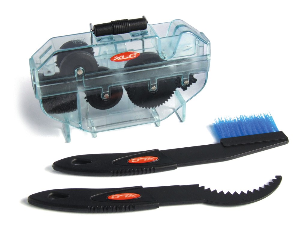Chain cleaning set with an extra brush